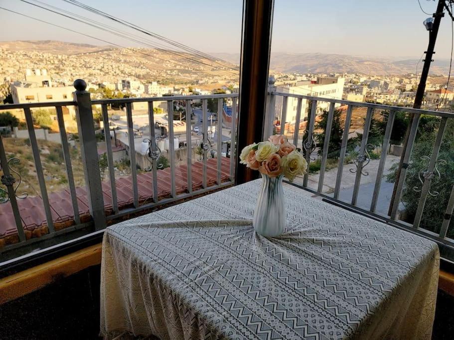 Atoom Lodge Jarash Exterior photo